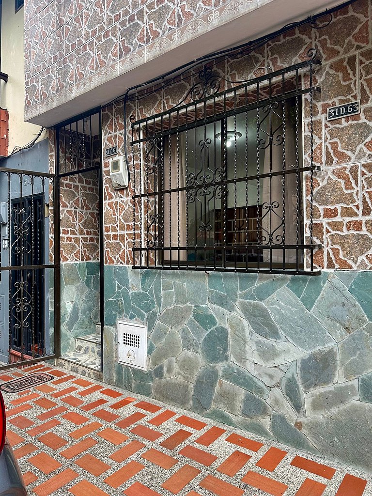 Cómodo en zona residencial a 1m de Av. el poblado