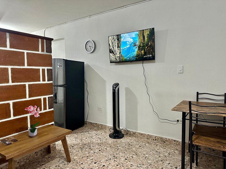 Cómodo en zona residencial a 1m de Av. el poblado
