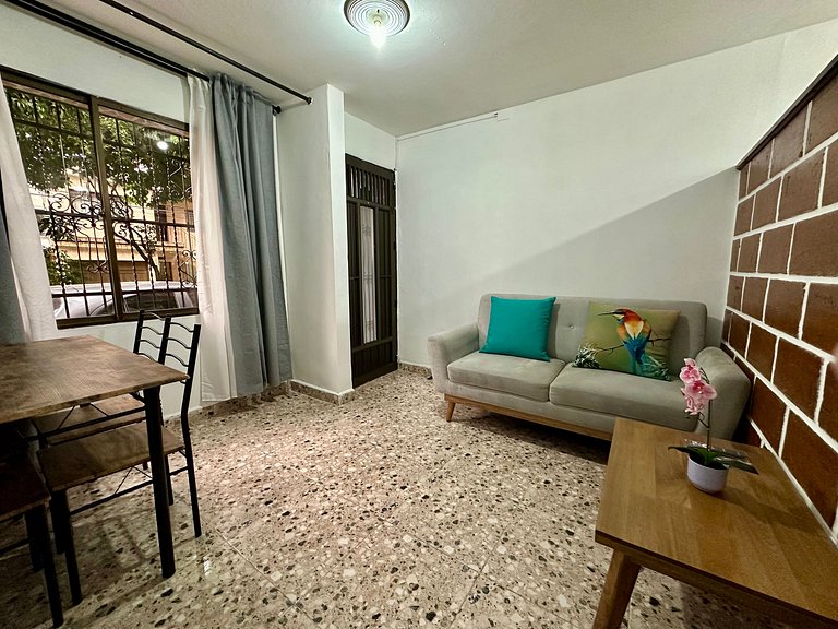 Cómodo en zona residencial a 1m de Av. el poblado