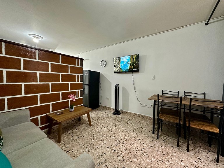 Cómodo en zona residencial a 1m de Av. el poblado