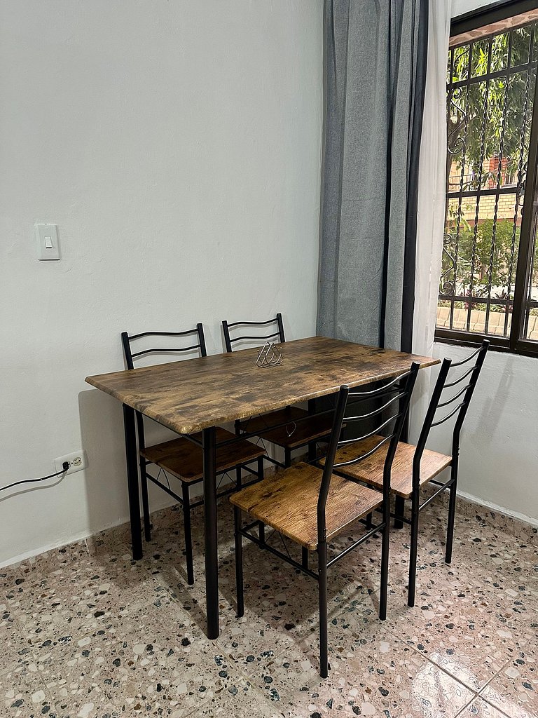 Cómodo en zona residencial a 1m de Av. el poblado