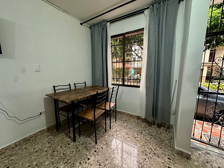 Cómodo en zona residencial a 1m de Av. el poblado