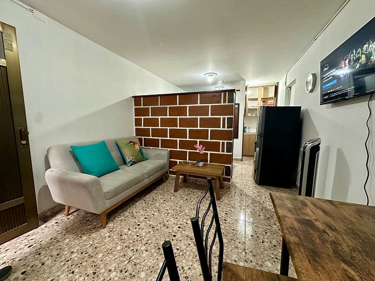 Cómodo en zona residencial a 1m de Av. el poblado