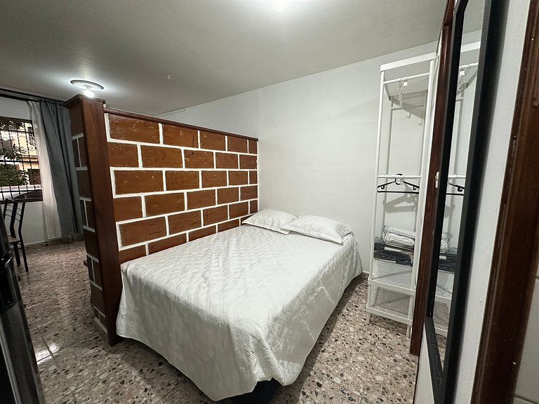 Cómodo en zona residencial a 1m de Av. el poblado