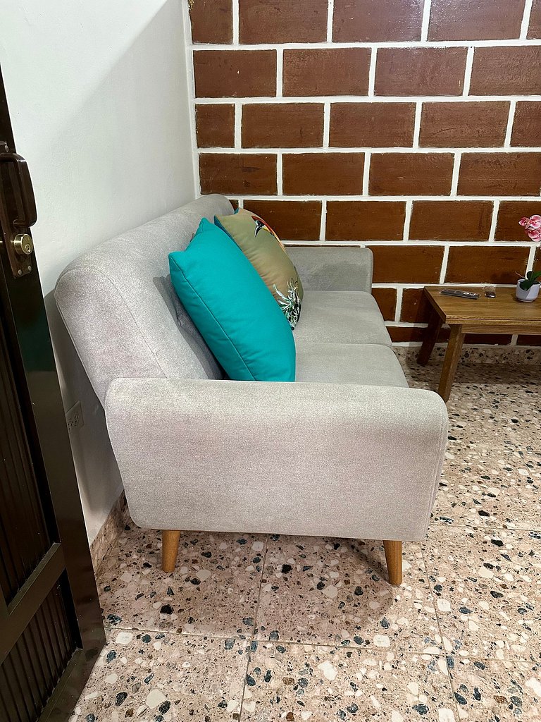 Cómodo en zona residencial a 1m de Av. el poblado