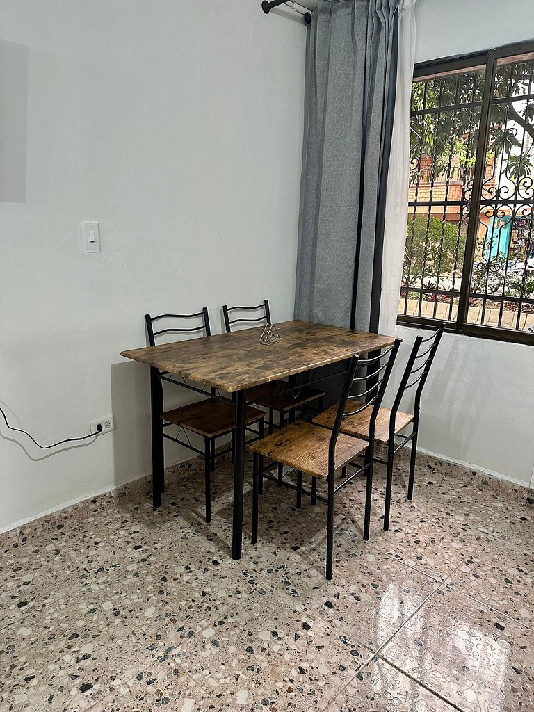 Cómodo en zona residencial a 1m de Av. el poblado