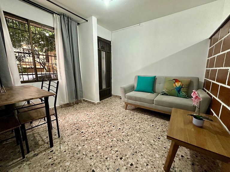 Cómodo en zona residencial a 1m de Av. el poblado