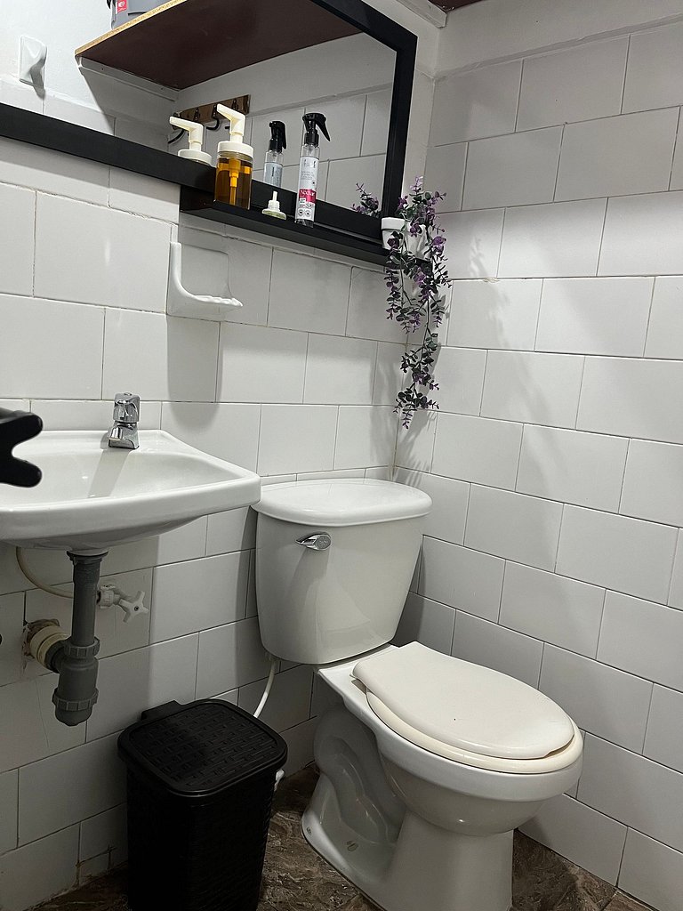 Cómodo en zona residencial a 1m de Av. el poblado